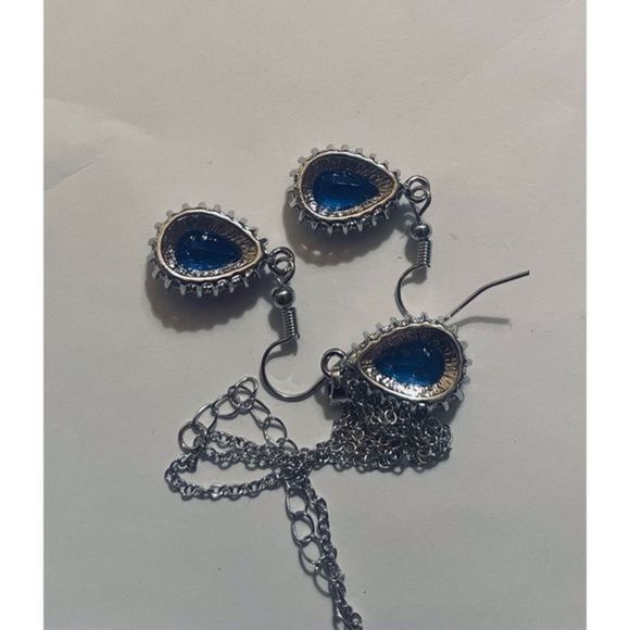 PRETTY ROYAL BLUE CRYSTAL AND WHITE SAPPHIRE NECKLACE AND EARRINGS SET - Picture 4 of 4
